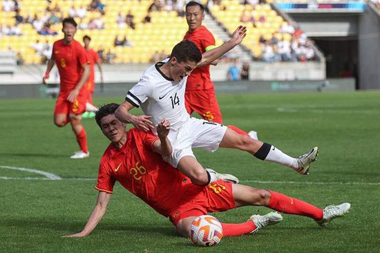 他一般都是清晨五点钟起床，打一套太极拳，再打一套五禽拳，以此达到强身健体的目的。